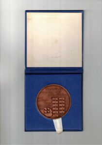 Za zasługi dla rozwoju patronatu nad budownictwem mieszkaniowym. ZSMP - Centralny Sztab Patronacki nad Budownictwem Mieszkaniowym.