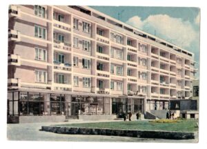 blok mieszczący się przy ul. Brzozowej 9 w Gdańsku (za dawną restauracją Cristal we Wrzeszczu). Pocztówka pochodzi z roku 1965.