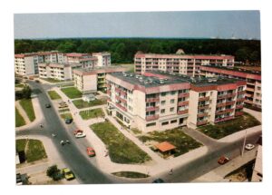 Pocztówka przedstawia osiedle Chemik z Polic, brak jest daty wydania pocztówki.