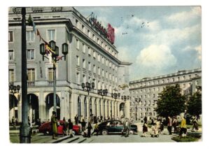 Pocztówka z roku 1961 r. to prawdziwa perełka, przedstawiająca plac Centralny w Nowej Hucie - została wydana w kolorze, co stanowi cenne źródło. Widać na niej m.in. nieistniejący dzisiaj neon PKO.