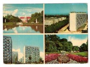 Pocztówka przedstawia Oliwę i Przymorze w Gdańsku. Widać na niej park Oliwski, punktowce z ul. Śląskiej oraz falowiec z ul. Piastowskiej i osiedle Tysiąclecia za nim. Pocztówkę wydano prawdopodobnie w roku 1969.