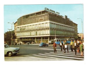 Pocztówka przedstawia znany i lubiany Dom Handlowy Jubilat w Krakowie. Data nadania pocztówki to 5 listopada 1973. Ciekawostkę stanowi pieczątka: "Czy zostałeś zamieszczony w spisie wyborców? SPRAWDŹ."