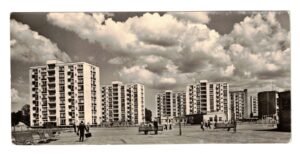 Pocztówka przedstawia osiedle punktowców przy ul. Śląskiej w Gdańsku. Pocztówka ma nakład jedynie 8 tys. egzemplarzy.