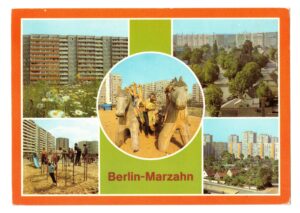 Dzielnica mieszkaniowa Marzahn w Berlinie. Był to ostatni i największy projekt budownictwa mieszkaniowego w NRD. Pocztówka była wydana w roku 1984.