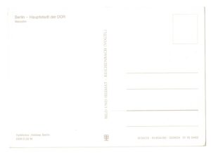 Dzielnica mieszkaniowa Marzahn w Berlinie. Był to ostatni i największy projekt budownictwa mieszkaniowego w NRD. Pocztówka była wydana w roku 1984.