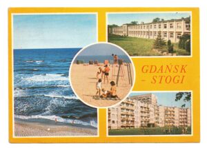 Pocztówka przedstawia osiedle mieszkaniowe Stogi z Gdańska i Ośrodek Szkolenia Kursowego PKP. Brak daty wydania pocztówki, widnieje data wysłania - 20 sierpnia 1987 r. Ciekawa jest treść listu z tyłu pocztówki - "brak słońca, zimna woda w Bałtyku" - klasyka polskiego lata nad morzem :).