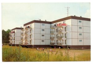 Pocztówka przedstawia osiedle mieszkaniowe w Lędzinach. Udało mi się je zlokalizować - bloki stoją przy ul. Długosza i zostały poddane termomodernizacji, tracąc swój pierwotny charakter (kształt balkonów został zachowany).